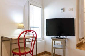 Apartment | Television - Appartamento piccolo by Wonderful Italy (Bologna)