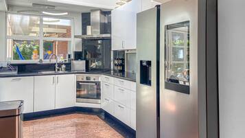 Een koelkast, een oven, een vaatwasser, een koffiezetapparaat/waterkoker