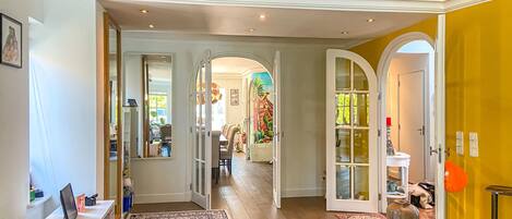 المنشأة من الداخل