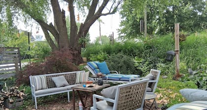 Downtown Frederick, Cozy Winter Hideaway, Sleeps 6 w/ OSP