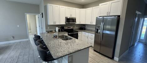 Kjøleskap, mikrobølgeovn, ovn og kokeplater