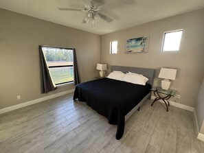 4 dormitoris, planxa i posts de planxar i un bressol de viatge