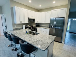 冷蔵庫、電子レンジ、オーブン、コンロ