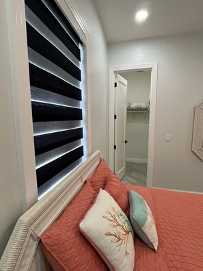 4 室のベッドルーム、デスク、WiFi、ベッドシーツ