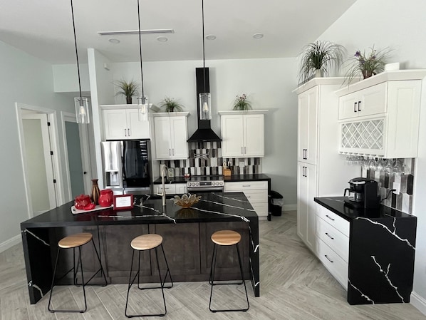 Fridge, microwave, oven, stovetop - Sueños Villa (Cape Coral)