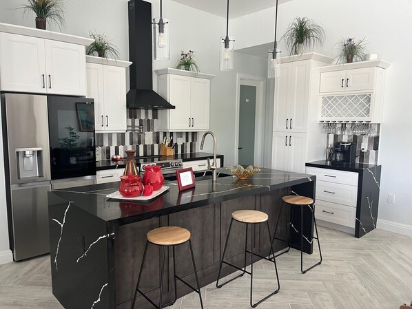 Fridge, microwave, oven, stovetop - Sueños Villa (Cape Coral)