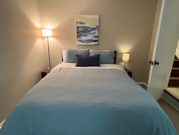1 bedroom, WiFi, bed sheets - The Breakwall Suite! (Fairport Harbor)