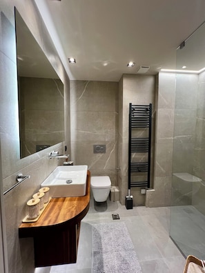 Douche, sĂšche-cheveux, bidet, serviettes fournies