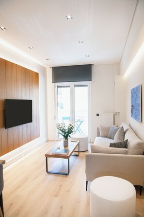 TV, books - Luxury Modern Apt near Acropolis and 350 mt from Metro Station (Athena)