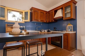 Fridge, stovetop, coffee/tea maker, cookware/dishes/utensils - Podere 100 Country House - Apartment Aria (Alghero)