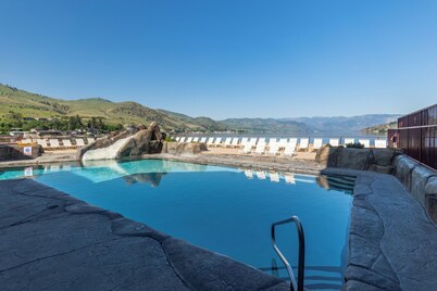 GrandView 403 -2 Bedroom Waterfront Condo