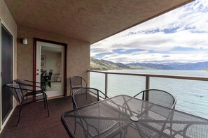 Outdoor dining - Grandview 541 Executive Waterfront condo (Chelan)