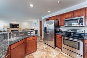 Private kitchen - Grandview 541 Executive Waterfront condo (Chelan)
