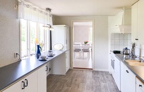 Køleskab, mikrobølgeovn, kogeplade, opvaskemaskine