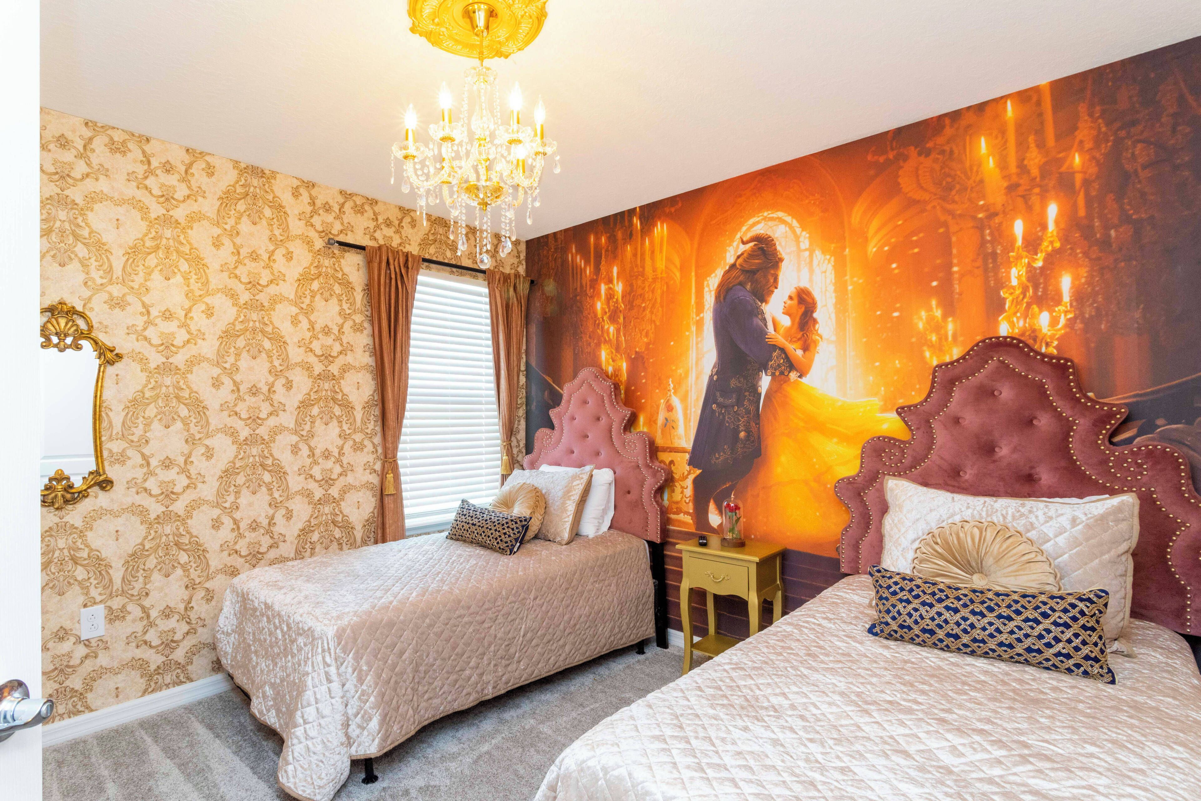 Een slaapkamer met twee bedden, een kroonluchter en een grote muurschildering.