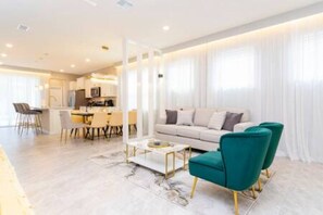 TV, video games - 5 Bedrooms house with Pool and Jacuzzi at Solterra (Davenport)