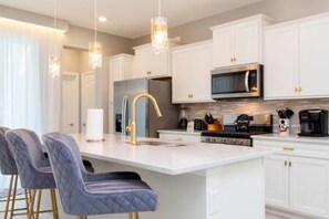 Fridge, microwave, oven, stovetop - 5 Bedrooms house with Pool and Jacuzzi at Solterra (Davenport)