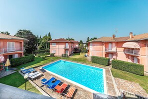 Seasonal outdoor pool, pool loungers - Il Quadrifoglio D4 Apartment (Sirmione)