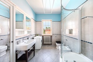 Apartment, Balkon, Poolblick | Badezimmer | Bidet