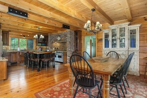 Un intérieur en bois comprenant une cuisine, un coin repas et un grand placard.
