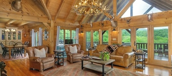 Mtn Sunsets Lodge, Mtn Views+Sunsets, Fireplaces, River Access, WiFi, Private!