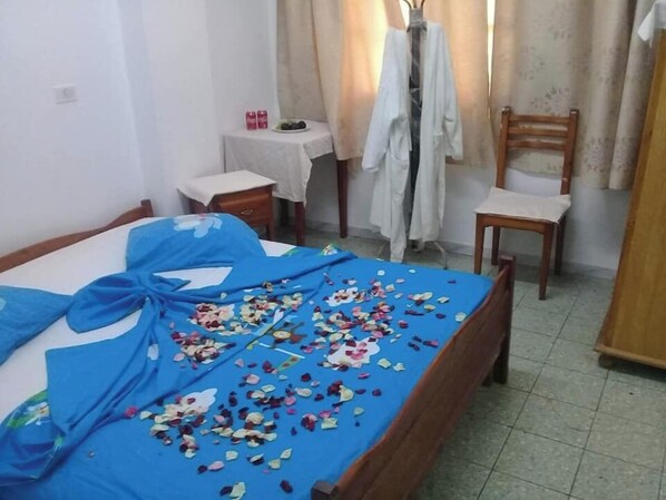 Habitación estándar, vista a la ciudad | Escritorio, espacio para trabajar con laptop y cortinas blackout 