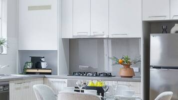 Coffee/tea maker, fridge, microwave, oven