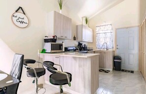 Frigorifero, microonde, forno, piano cottura