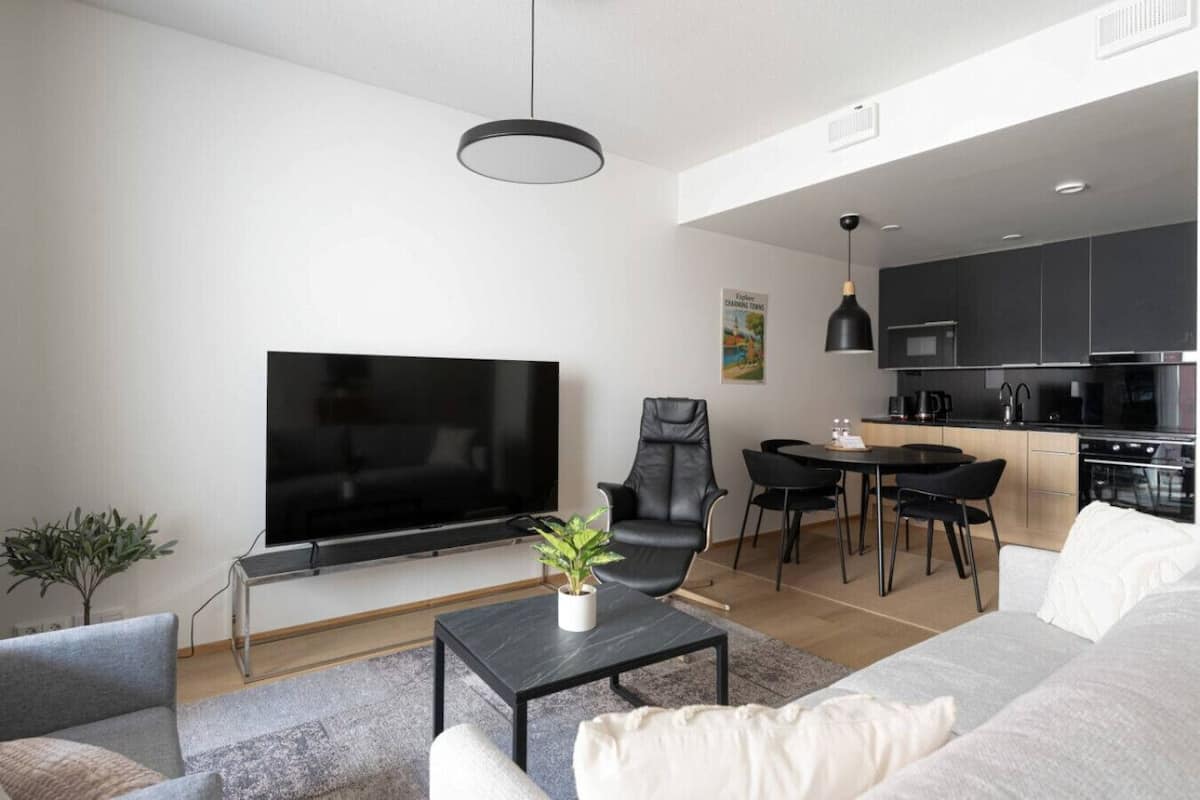 Familienapartment, 1 Schlafzimmer | Wohnzimmer | 55-Zoll-Flachbildfernseher mit Kabelempfang, Fußbodenheizung