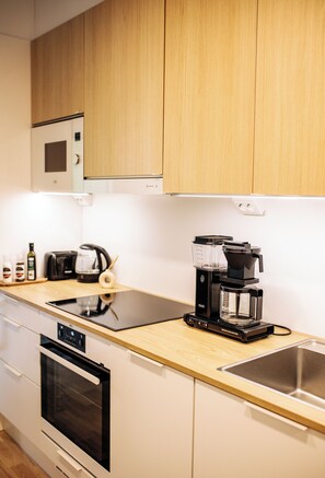 Standard Condo, 1 Queen Bed with Sofa bed, Non Smoking, Kitchen | Private kitchen | Full-size fridge, microwave, oven, stovetop