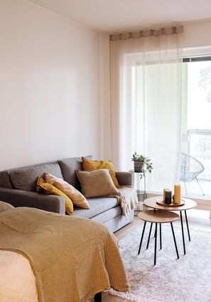 Leilighet – standard, 1 queensize-seng med sovesofa, ikke-røyk, kjøkken | Oppholdsrom | En 55-tommers Flatskjerm-TV med kabel-kanaler samt oppvarmet gulv