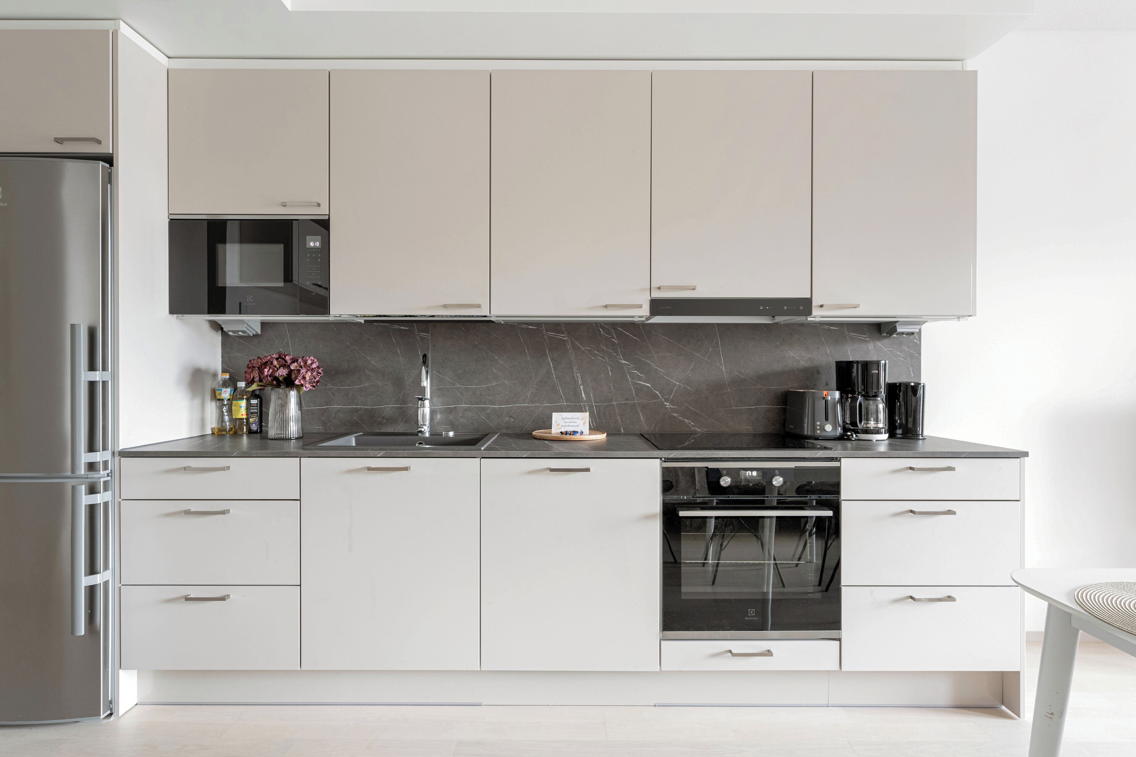 Departamento superior | Cocina privada | Refrigerador con congelador, microondas, horno y parrilla de estufa 