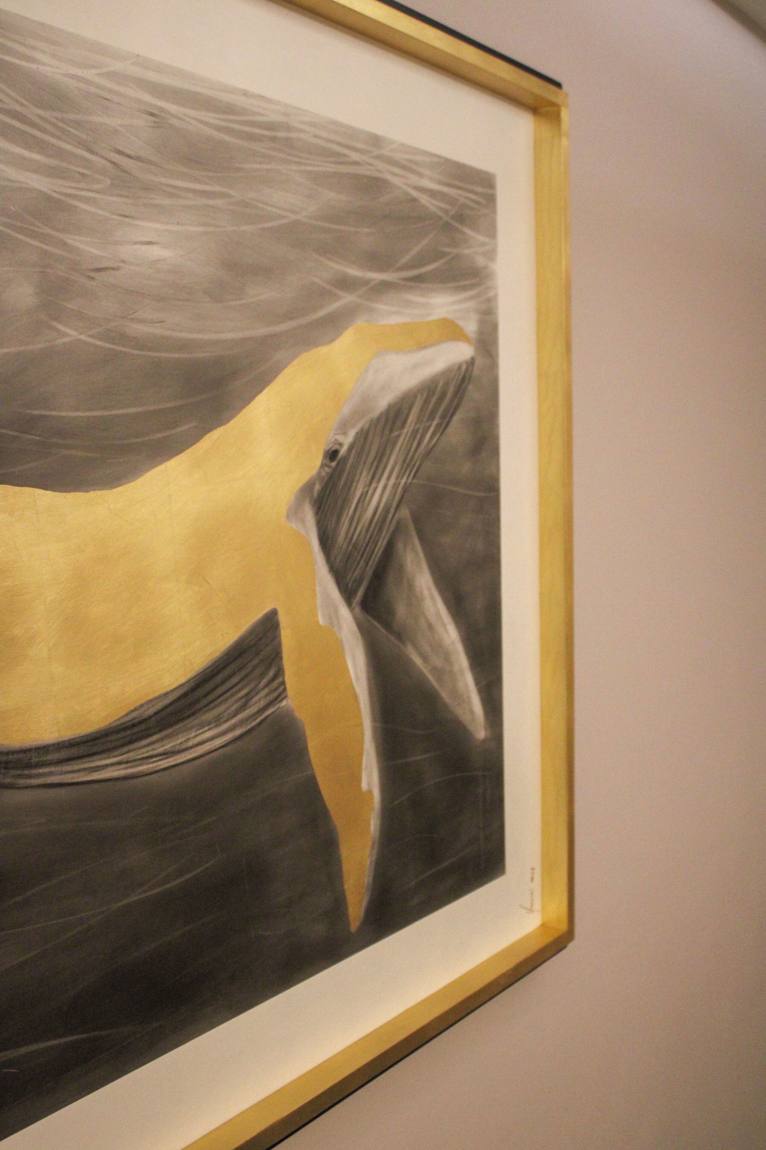 Pintura abstrata emoldurada, com uma combinação de cores escuras e claras.