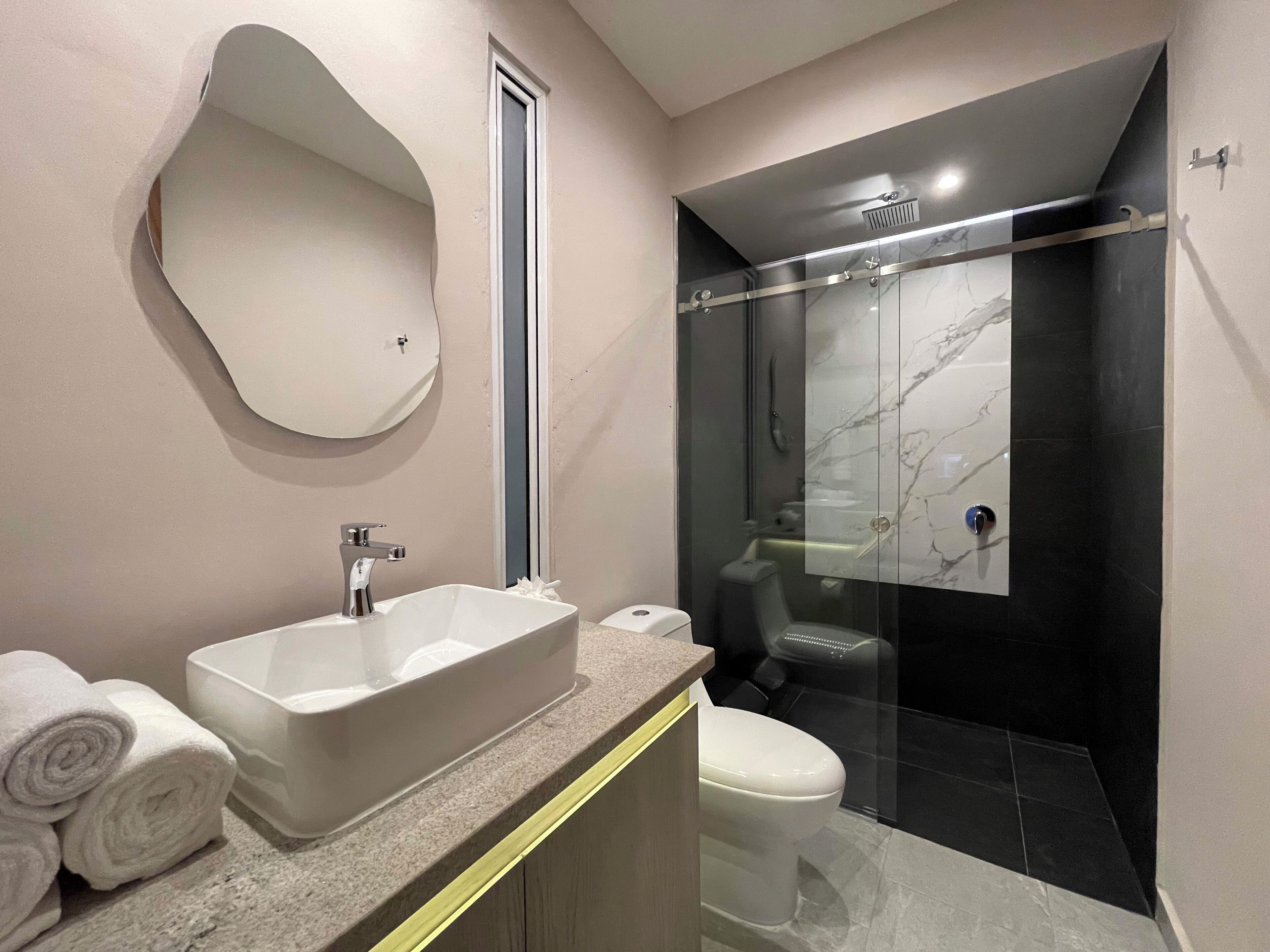 Deluxe-Studiosuite | Badezimmer | Kostenlose Toilettenartikel, Haartrockner