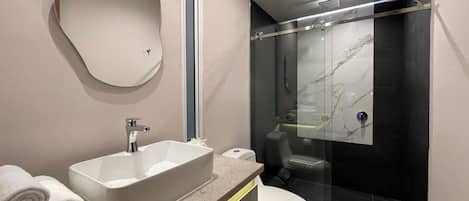 Deluxe-Studiosuite | Badezimmer | Kostenlose Toilettenartikel, Haartrockner