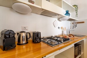 Køleskab, mikrobølgeovn, kogeplade, opvaskemaskine