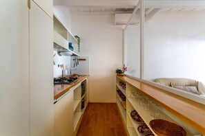 Kühlschrank, Mikrowelle, Herdplatte, Geschirrspüler