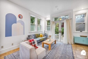 TV, bøker og kontorer