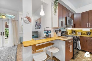 Réfrigérateur, four à micro-ondes, un four, surface de cuisson