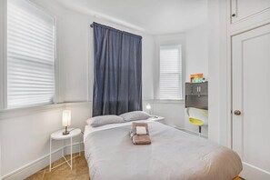 3 عدّة غرف نوم ومكتب وسرير سفر وواي فاي