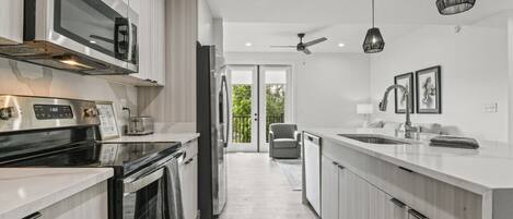 Kühlschrank, Mikrowelle, Ofen, Herdplatte