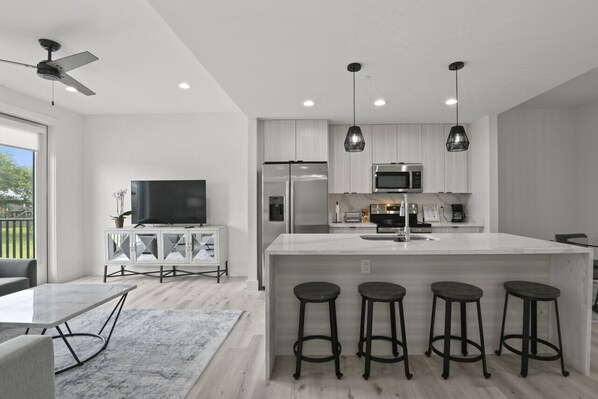 Fridge, microwave, oven, stovetop - Brand New 1 Bedroom Condo-Luxurious Waterfront Pool-Sleeps 4 (Gulfport)