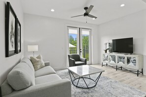 Smart TV - Brand New 1 Bedroom Condo-Luxurious Waterfront Pool-Sleeps 4 (Gulfport)