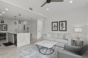 Smart TV - Brand New 1 Bedroom Condo-Luxurious Waterfront Pool-Sleeps 4 (Gulfport)