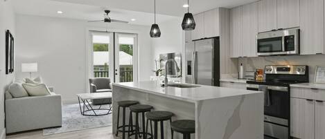 冷蔵庫、電子レンジ、オーブン、コンロ