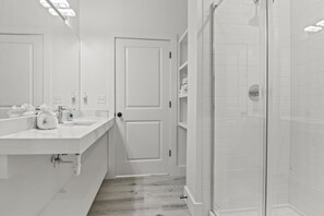 Hair dryer, towels, toilet paper - Brand New 2 Bedroom Condo-Luxurious Waterfront Pool-Sleeps 4 (Gulfport)
