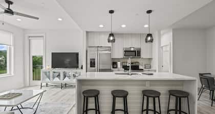 Brand New 2 Bedroom Condo-Luxurious Waterfront Pool-Sleeps 4
