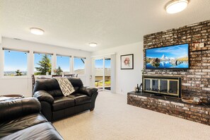 Smart TV, fireplace - Red Hills Vacation ~ Three Bedroom Guest Suite with a Private Hot Tub and Sauna (Dundee)