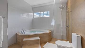 Royal Room | Bathroom | Hydromassage showerhead, hair dryer, towels