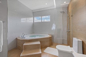 Royal Room | Bathroom | Hydromassage showerhead, hair dryer, towels
